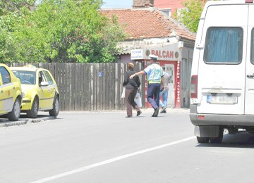 Peste 100 de pietoni amendaţi de poliţiştii rutieri